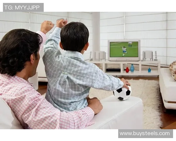 足球巨星亲临赛场为子女加油助威展现父爱与运动精神 足球巨星亲临赛场为子女加油助威展现父爱与运动精神