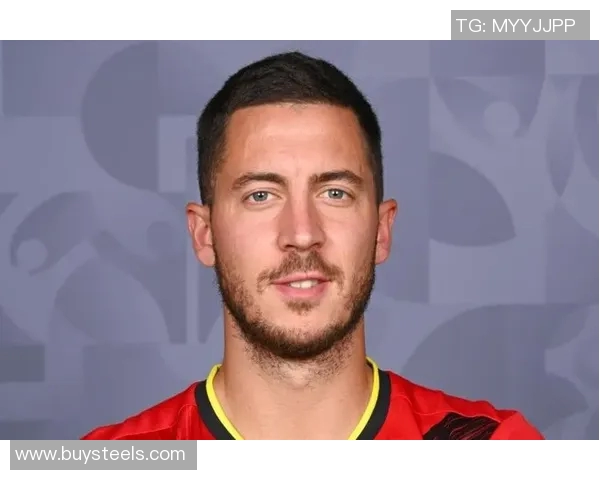 足球明星灰白风格艺术照展现运动魅力与激情的完美结合 足球明星灰白风格艺术照展现运动魅力与激情的完美结合